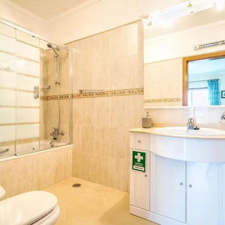 Pool View 2 Bedroom 1st Floor Apartment, Oasis Parque Near Alvor At14 Apartment Portimao